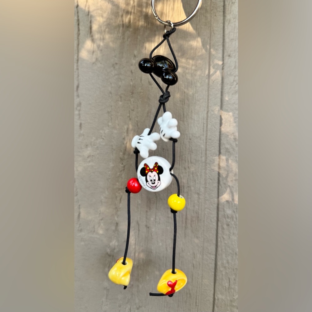 🎀 RARE Disney Minnie Mouse Ceramic Charm Keychain – Hands, Shoes